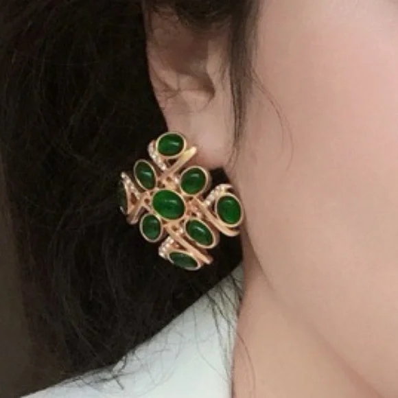 Vintage-inspired gold-tone statement earrings featuring rich green cabochon - Picture 2 of 5